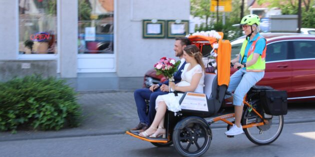 Mit Wind in den Haaren und Glück in den Herzen fuhr Ute Striebinger ein Hochzeitspaar in der geschmückten E-Rikscha zur Trauung. Foto: Familie Kempf/Stadt Lampertheim