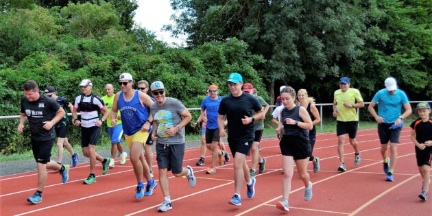 Auf die Plätze, fertig, los. Der Hofheimer Spendenlauf stand unter dem Motto „Wir laufen für die Ukraine“ und fand ohne Zeitnahme statt. Schließlich ging es um den Spaß und die gute Sache. Foto: Petra Gahabka  