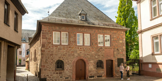 Bei einem abwechslungsreichen Rundgang kann man in die bewegte Geschichte der jüdischen Gemeinde in Worms eintauchen. Foto: Dominik Ketz / RPT