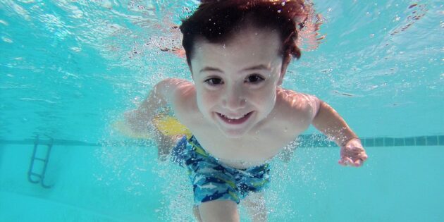 Schwimmen lernen kann für Kinder lebenswichtig sein. Foto: www.pixabay.com