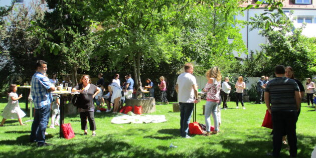 Im Pfarrgarten von St. Andreas gab es bei herrlichstem Wetter Eis, Getränke, Gebäck und ein großes Dankeschön der Eltern bei den Erzieherinnen in Form von Blumen und einem Insektenhotel. Foto: oh