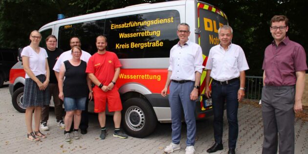 Die Deutsche Lebensrettungsgesellschaft (DLRG) kümmert sich in den Biedensandbädern mit ehrenamtlichen jungen Rettungsschwimmern um die Badesicherheit und ist in den Wasserrettungsdienst und Katastrophenschutz des Kreises Bergstraße integriert. Zum Informationsaustausch trafen sich (von links): Schwimmschulleiterin Ivone Glaschke, Pressewart und Rettungsschwimmer Felix Kröger, Vorsitzende Susanne Hanselmann, Technischer Leiter Thomas Hanselmann und Thomas Rech vom DLRG-Kreisverband mit Landrat Christian Engelhardt, Bürgermeister Gottfried Störmer und Geschäftsführer der Biedensandbäder Marius Schmidt. Foto: Hannelore Nowacki