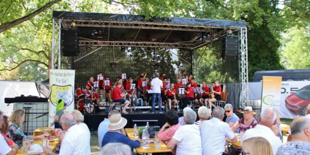 Im grünen Konzertsaal des Stadtparks traten am vergangenen Sonntag zahlreiche Chöre sowie der Evangelische Posaunenchor Lampertheim und der Katholische Kirchenmusikverein auf. Man muss nicht katholisch oder evangelisch sein, um mitzuspielen, heißt es in der Werbung um neue Mitglieder. Foto: Hannelore Nowacki