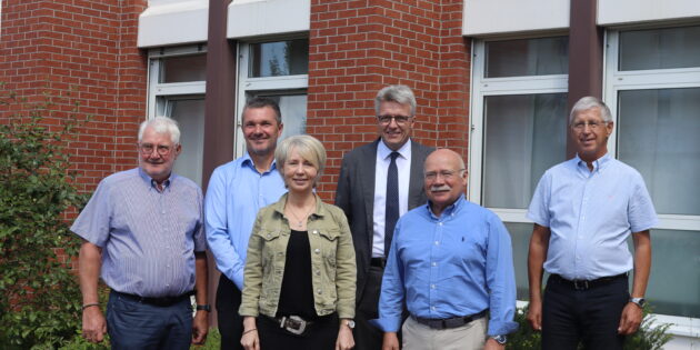Gemeinsam für Bürstadt: Der neue Vorstand der Bürgerstiftung mit Peter Jakob, dem 2. Vorsitzenden Lothar Litters, Claus Diehlmann, Silke Vetter-Kissel und dem neuen 1. Vorsitzenden Rüdiger Engert sowie dem neuen Stiftungsratsvorsitzenden Hans-Jürgen Brems (v.r.). Foto: Benjamin Kloos