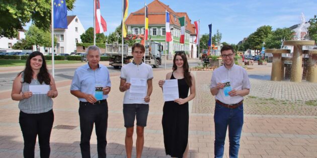 Der neue Jugendbeirat wird von den über zweitausend wahlberechtigten Lampertheimer Jugendlichen im Wahlzeitraum vom 19., 20. und 21. September gewählt. Beim Pressegespräch mit Bürgermeister Gottfried Störmer (links) und Erstem Stadtrat Marius Schmidt (rechts) erzählten Arne Jaedke und Leonie Krämer von ihren positiven Erfahrungen. Jennifer Fröhlich (links) vom Fachdienst Jugendförderung ist Ansprechpartnerin. Foto: Hannelore Nowacki