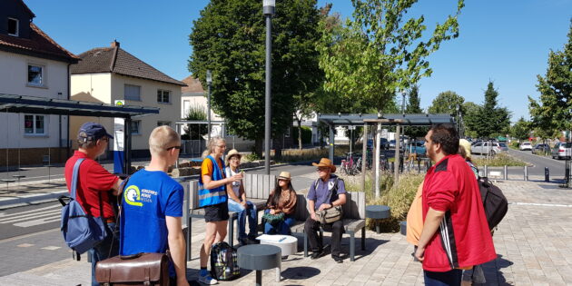Auf dem Bahnhofsvorplatz in Bürstadt berichtet Martina Moldon (3. v. links), wie der ADFC Kreisverband Bergstraße sich für den Rad- und Fußverkehr in der Region stark macht. Foto: Netzwerk bergstraße.mobil