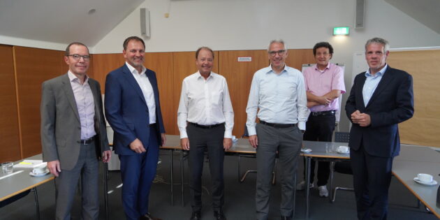 Kamen zu einem lokalen Energiegipfel zusammen (von rechts): Landrat Christian Engelhardt, Dr. Ralph Franke (Geschäftsführer Stadtwerke Viernheim), Carsten Hoffmann (Vorstand GGEW AG), Thomas Schmidt (Vorstand ENTEGA AG), Frank Kaus (Geschäftsführer ENERGIERIED) und Holger Klein Vorstand (Vorstand ENTEGA AG, e-netz Südhessen AG). Foto: oh