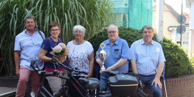 Das Stadtradeln in Biblis war ein voller Erfolg: Gisela Gibtner (3.v.r.) und Roland Woll (l.) von der Bürgerstiftung überreichten den Wanderpokal an Harald Lehmann, 1. Vorsitzender der RV „Vorwärts” (2.v.r.). Für die beste Einzelleistung wurde Gabi Stein (2.v.l.) geehrt – auch zur Freude von Bürgermeister Volker Scheib (r.). Foto: Benjamin Kloos