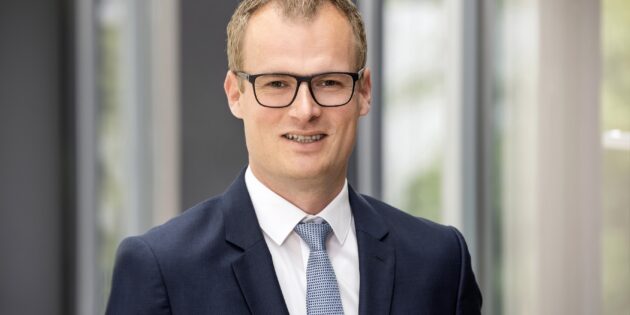 Robert Lippmann, Hauptgeschäftsführer der Industrie- und Handelskammer (IHK) Darmstadt Rhein Main Neckar, kommentiert den „Bericht zu den CO2-Emissionen in Hessen – Bilanzjahr 2020“. Foto: IHK Darmstadt/Klaus Mai