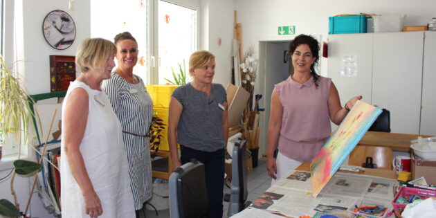 Wollen Menschen eine Hilfe auf Augenhöhe anbieten: Silvia Rhiem, Caritas Seniorenberaterin in Lampertheim, Rebecca Bauer, Heimleiterin Mariä Verkündigung, Anne Reinacher, Mitarbeiterin Soziale Dienste und Caritasdirektorin Stefanie Rhein. Foto: oh