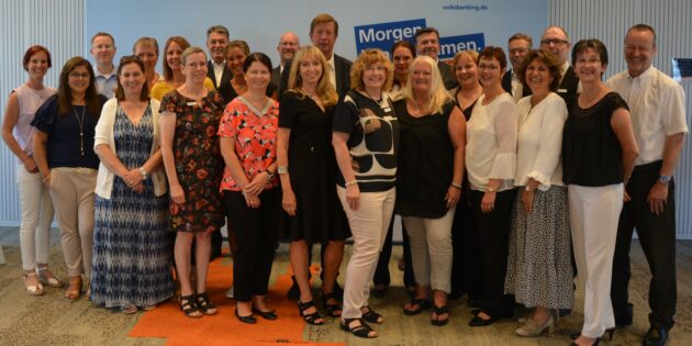 Die Jubilare 2022 und der Vorstand der Volksbank Darmstadt – Südhessen blickten gemeinsam auf bewegte Jahre zurück. Foto: oh