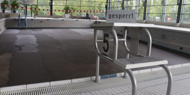 Gesperrt: Aufgrund eines unzuverlässigen Subunternehmens ist im Hallenbad der Biedensand Bäder im gesamten September kein Schwimmbetrieb möglich – sehr zum Ärger von Bäderchef Marius Schmidt. Foto: Benjamin Kloos