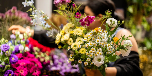 Mit Blumen machen sie anderen eine Freude – nun können sie sich selbst über steigende Einkommen freuen: Gelernte Floristinnen kommen jetzt auf einen Stundenlohn von 13,31 Euro, so die IG BAU. Die Gewerkschaft rät den Beschäftigten zum Lohn-Check. Foto: IG BAU | Tobias Seifert