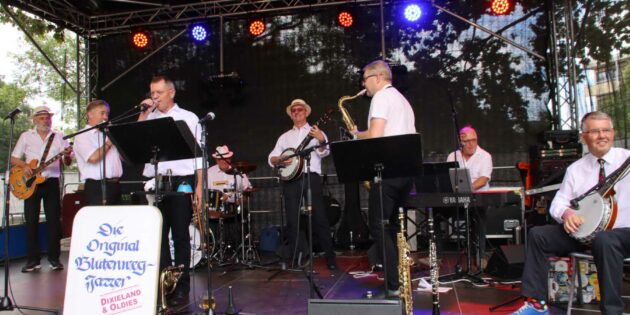 Brillantes musikalisches Können, ausgelassene Spielfreude und Humor machen die Anziehungskraft der Original Blütenweg-Jazzer aus, die sich beim Stadtpark-Festival über Jubel und viel Beifall freuen durften. Foto: Hannelore Nowacki