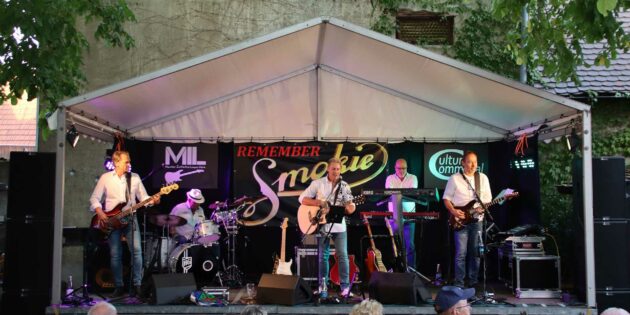 Frisch wie damals in den 70er Jahren kamen die erfolgreichen Songs der britischen Band SMOKIE beim Publikum im Hof des Heimatmuseums an, gespielt und gesungen von den MIL-Musikern (von links) Uwe Philipps am Bass, Hans-Jürgen Götz am Schlagzeug, Frontmann Harro Baur, Chris Teufel am Keyboard und Gitarrist Roland Niessner. Foto: Hannelore Nowacki