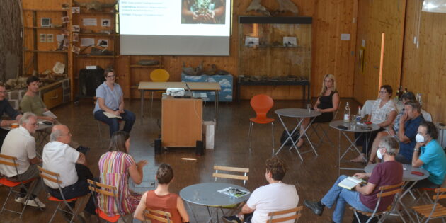 Rund 15 Teilnehmende fanden sich zum ersten Treffen des Bergsträßer BNE-Netzwerks im Naturschutzzentrum Bergstraße zusammen. Foto: oh