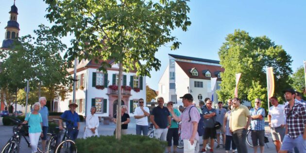 Die CDU-Sommertour hatte das „Historische Lampertheim“ zum Thema, fachkundig kommentiert von Stadtarchivar Hubert Simon, beginnend auf dem Europaplatz mit Besuch bei Margit Karb im Heimatmuseum, bei dem Sanierungsarbeiten an der Fassade und in der Tabakscheune anstehen. Foto: Hannelore Nowacki