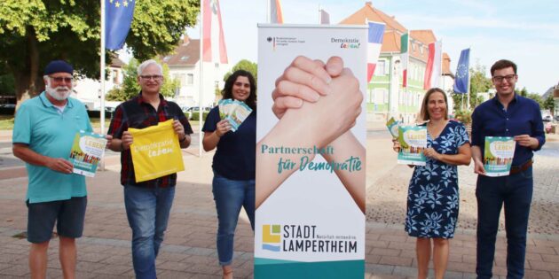 Die „Partnerschaft für Demokratie“ ist seit April am Start, für vier Projekte gibt es schon eine Förderzusage, auf viele weitere Projektideen von Lampertheimer Bürgern hoffen Erster Stadtrat Marius Schmidt (von rechts), Susanne Kolb, Jennifer Fröhlich, Oliver Schmitt und Werner Brall vom Begleitausschuss. Foto: Hannelore Nowacki