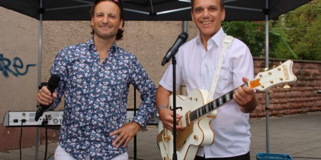 Mit Musik lässt es sich schwungvoll einkaufen, dafür sorgten Christoph Tischmeyer (links) und Helmut Wehe am Samstag auf dem Wochenmarkt mit Welthits. Hannelore Nowacki
