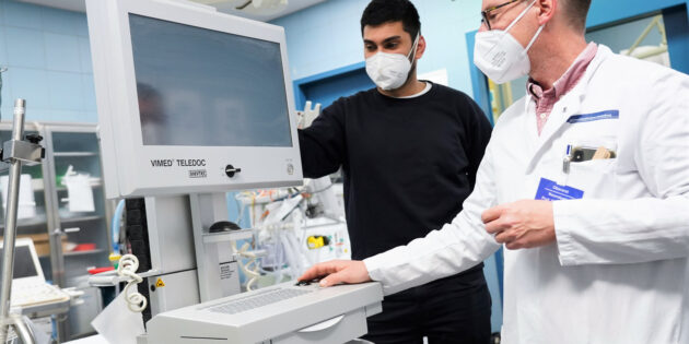 Oberarzt Professor Dr. T. Rizos (rechts) übergibt einen Teleneurologieturm aus dem Bestand der Neu- rologie des Kreiskrankenhauses Bergstraße in Heppenheim an Nima Haji Begli, Arzt an der der Neuro- logischen Klinik des Universitätsklinikums Heidelberg. Das Gerät ist für ein medizinisches Hilfsprojekt zur schnellen Versorgung von Schlaganfallpatienten in Nepal bestimmt. Foto: Kreiskrankenhaus Bergstraße/Thomas J. Zelinger 