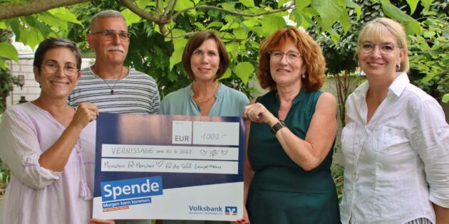 In der schönen Gartenatmosphäre bei Angela Gutschalk (links) fand die Scheckübergabe an die Lampertheimer Tafel mit Klaus Neudecker, Dr. Ute Weber-Schäfer, Gerdi Greßhoff und Anette Jansen statt. Foto: Hannelore Nowacki