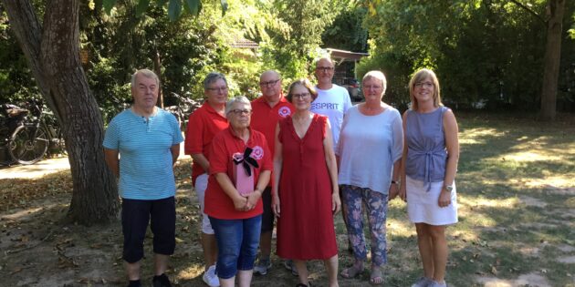 Der Vorstand des Ski- und Freizeit Club Lampertheim um die neue Vorsitzende Marlies Vandieken (5.v.l.) verabschiedet die langjährige Vorsitzende Evi Day (3.v.l.). Foto: oh