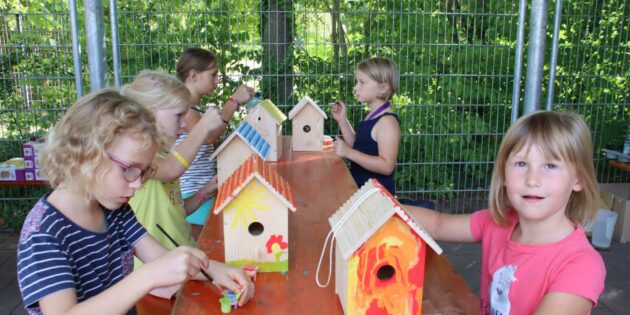 Wenn im nächsten Frühjahr Vogeleltern einen Nistplatz suchen, finden sie in diesen Nistkästen für ihren Nachwuchs ein schönes Zuhause. Foto: Hannelore Nowacki