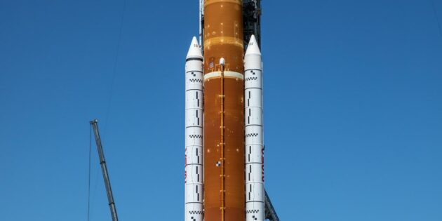 Die SLS-Rakete steht in Florida für den Start zum Mond bereit. Foto: NASA/Kim Shiflett