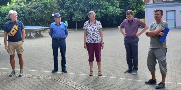 Michael Plößer und Karl-Heinz Berg vom Hüttenfelder Ortsbeirat, Schulleiterin a.D, Karin Böttger, 1. Stadtrat Marius Schmidt, SPD Vorsitzender Jens Klingler (v. l.) auf dem Hof der Seehofschule. Foto: ehr