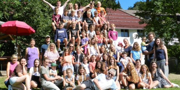 Die Freizeitgruppe vor dem Freizeithaus am Alpsee. Foto: ehr