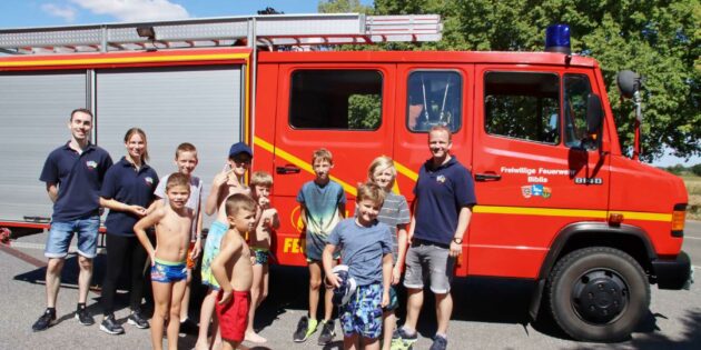 Eine Rundfahrt mit dem Feuerwehrauto gehörte zum Programm, da will jedes Kind einmal mitfahren. Foto: Hannelore Nowacki