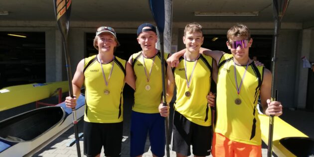 Süddeutsche Meister der Jugend im K4 500 m (v. r.) die KC Sportler Michelangelo Balanescu und Matteo Maurer mit Teamkollegen Aaron Käsinger und Tian Konrad. Foto: oh