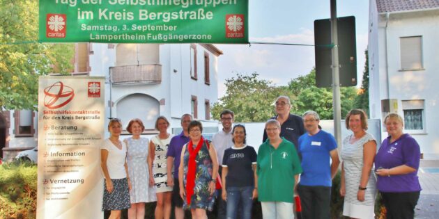 An der Domwiese weist das große grüne Banner auf den Tag der Selbsthilfegruppen im Kreis Bergstraße hin. 21 Selbsthilfegruppen werden sich mit Ständen vom Schillerplatz bis weit in die Kaiserstraße am Samstag, 3. September von 10 bis 13.30 Uhr 21 vorstellen. Für den musikalischen Rahmen und Wohlklänge sorgt die Gruppe „Planet Weschnitz“. Foto: Hannelore Nowacki