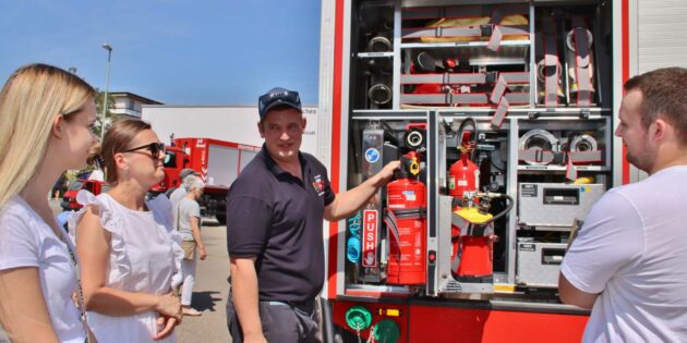 Die faszinierende Welt der Feuerwehrfahrzeuge lockte zahlreiche Besucher an. Foto: Hannelore Nowacki