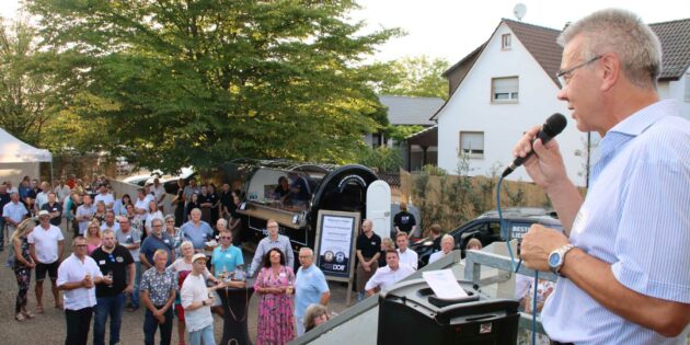 Bürgermeister Gottfried Störmer machte den offiziellen Teil des Unternehmer-Barbecues mit seiner Rede kurz. Gemeinsam zu genießen und miteinander ins Gespräch zu kommen war Sinn der Einladung. Foto: Hannelore Nowacki