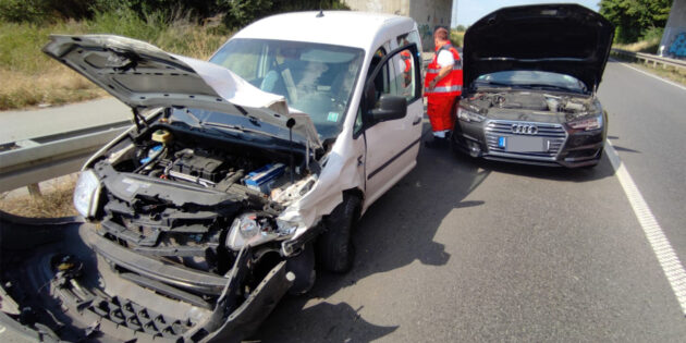 Aufgrund des Unfalles musste die B44 voll gesperrt werden. Foto: Feuerwehren der Gemeinde Biblis – Björn Habel / Ralf Becker