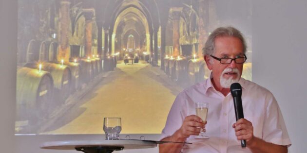 Das Motto der Weinprobe war „Klosterweine“, unterhaltsam und kenntnisreich von Karl Hans Geil präsentiert. Foto: Hannelore Nowacki 