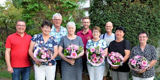 Die Ehrungen aktiver Mitglieder fanden zum ersten Mal im Rahmen einer Jahreshauptversammlung der Volksbühne Lampertheim statt. (v.l.) Erster Vorsitzender Frank Griesheimer, Jula Bischof, Hartmut Prüssing, Angelika Jenner, Geschäftsführer Florian Uhl, Maria Baum, Spielleiter Michael Tschirner, erste Beisitzerin Ilse Prüssing, Christel Altenau. Foto: Petra Gahabka