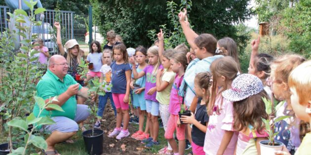 Beim Obst- und Gartenbauverein Biblis ist die Schulkinderbetreuung Biblis alljährlich zu Besuch, immer mit einem interessanten Programm. Foto: Hannelore Nowacki