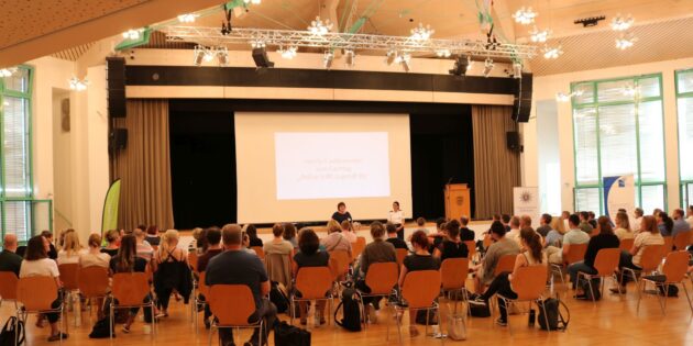 Gut besuchte Möglichkeit zum Austausch: Rund 90 Personen kamen zum Fachtag „Polizei trifft Jugendhilfe“ im Bürgerhaus in Mörlenbach zusammen. Foto: oh