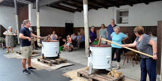 Beim Latwergekochen der Hofheimer Landfrauen sprechen die Zahlen für sich: 360 Kilo Zwetschgen, zwölf Stunden rühren, 25 Helferinnen und Helfer, zirka 620 abgefüllte Gläser. Foto: Petra Gahabka