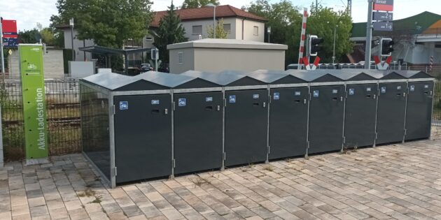 Die Fahrradboxen nebst Akku-Ladestation in der Bahnhofsallee warten auf rege Nutzung. Foto: oh