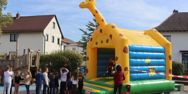 Nicht nur an der Hüpfburg herrschte an der Goetheschule anlässlich des Kinderfestes zur Feier des zehnjährigen Jubiläums der Schülerbetreuung Lernmobil reger Andrang. Und auch an der Schillerschule wurde gefeiert. Foto: Benjamin Kloos