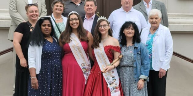 Die Gruppe aus Biblis vor dem Rathaus von Katy Wroclawskie. Foto: oh