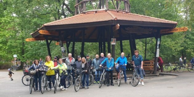 Die Teilnehmer der Radtour des MGV Harmonie Bürstadt vor dem Wahrzeichen des „Karlstern”. Foto: oh