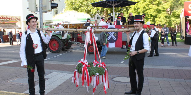 Als die Kerweborscht mit Kranz und Musik vor dem Alten Rathaus eintrafen, tummelten sich die erwartungsvollen Kerwegäste schon auf dem Europaplatz. Foto: Nadine Schütz
