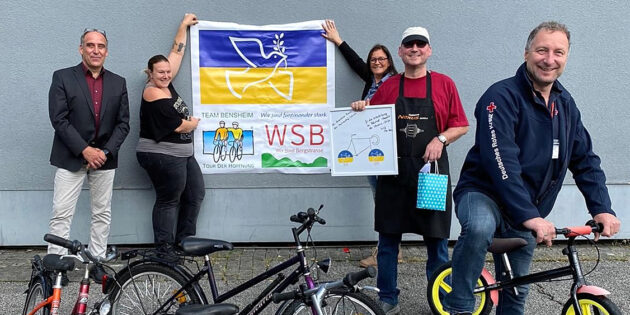 Kürzlich konnten die letzten von insgesamt 20 Fahrrädern an die WSB (Wir sind Bergstrasse e.V.) übergeben werden. Dafür gab es eine „Dankes-Urkunde“ für die Metzendorfschule. Freuen sich bei der Übergabe: Thomas Bährer (Leiter HMS), Annalena Homa (WSB) , Dr. Bianca Scholz (WSB), Thomas Weber (HMS) und Sven Vahldiek (WSB; v.l.). Foto: oh