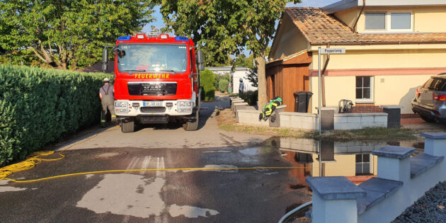 Die Feuerwehr Biblis musste Schmutzwasser aus einem Wohnhaus pumpen. Foto: Feuerwehren der Gemeinde Biblis – Ralf Becker 