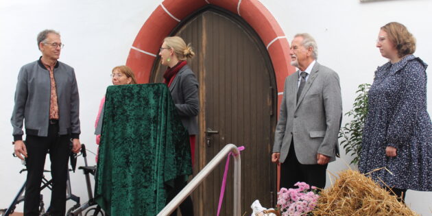Pfarrerin Johanna Gotzmann dankte den Mitgliedern des Bauausschusses. Von links: Dieter Friedle, Martina Elfert, Johanna Gotzmann, Karl-Hans Geil und Julia Stockmann. Foto: Eva Wiegand