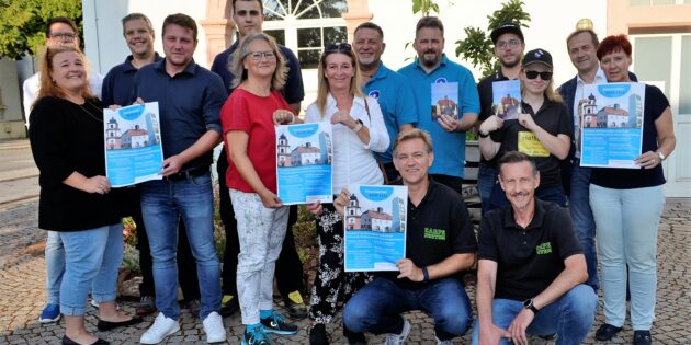 Der neue Chef des Hofheimer Carneval Vereins, Volker Hildebrand (knieend, 2.v.r.), hat den Vorsitz im Arbeitskreis Hofheimer Vereine übernommen. Da lässt es sich HCV-Sitzungspräsident Alexander Scholl (vorne, 2.v.l.) natürlich nicht nehmen, die Kerberedd am Alten Rathaus zu halten. Foto: Petra Gahabka 